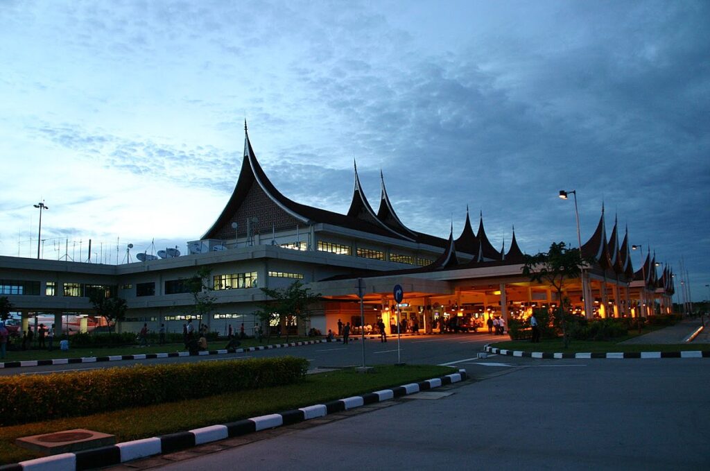 Arsitektur atap gonjong khas Rumah Gadang di Bandara Internasional Minangkabau (PDG), Padang.