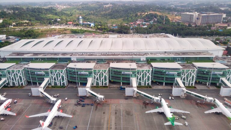 Eksterior modern Bandara Sultan Aji Muhammad Sulaiman Sepinggan (BPN) Balikpapan.