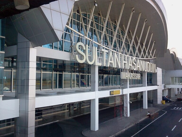 Tampilan eksterior terminal modern Bandara Internasional Sultan Hasanuddin (UPG) di Makassar.