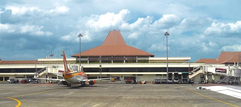 Tampilan depan Terminal 2 Bandara Internasional Juanda (SUB) Surabaya