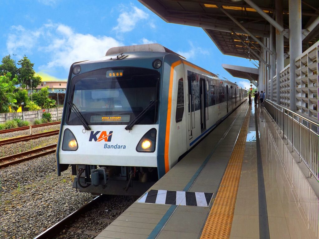 Kereta Api Bandara Railink, transportasi cepat dari Bandara Kualanamu ke pusat kota Medan.