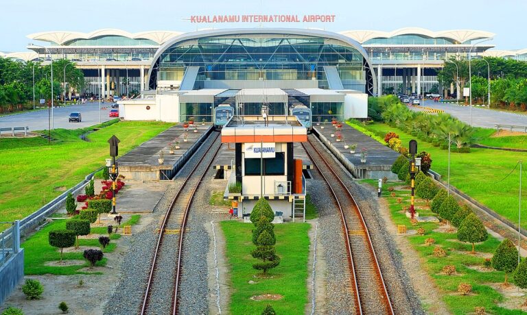 Arsitektur modern Bandara Internasional Kualanamu (KNO) di Deli Serdang, Sumatra Utara.