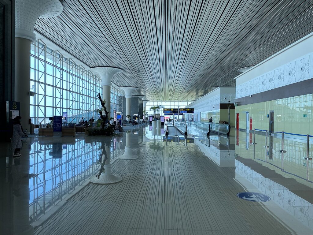 Instalasi seni budaya Jawa di dalam terminal Bandara Internasional Yogyakarta (YIA).