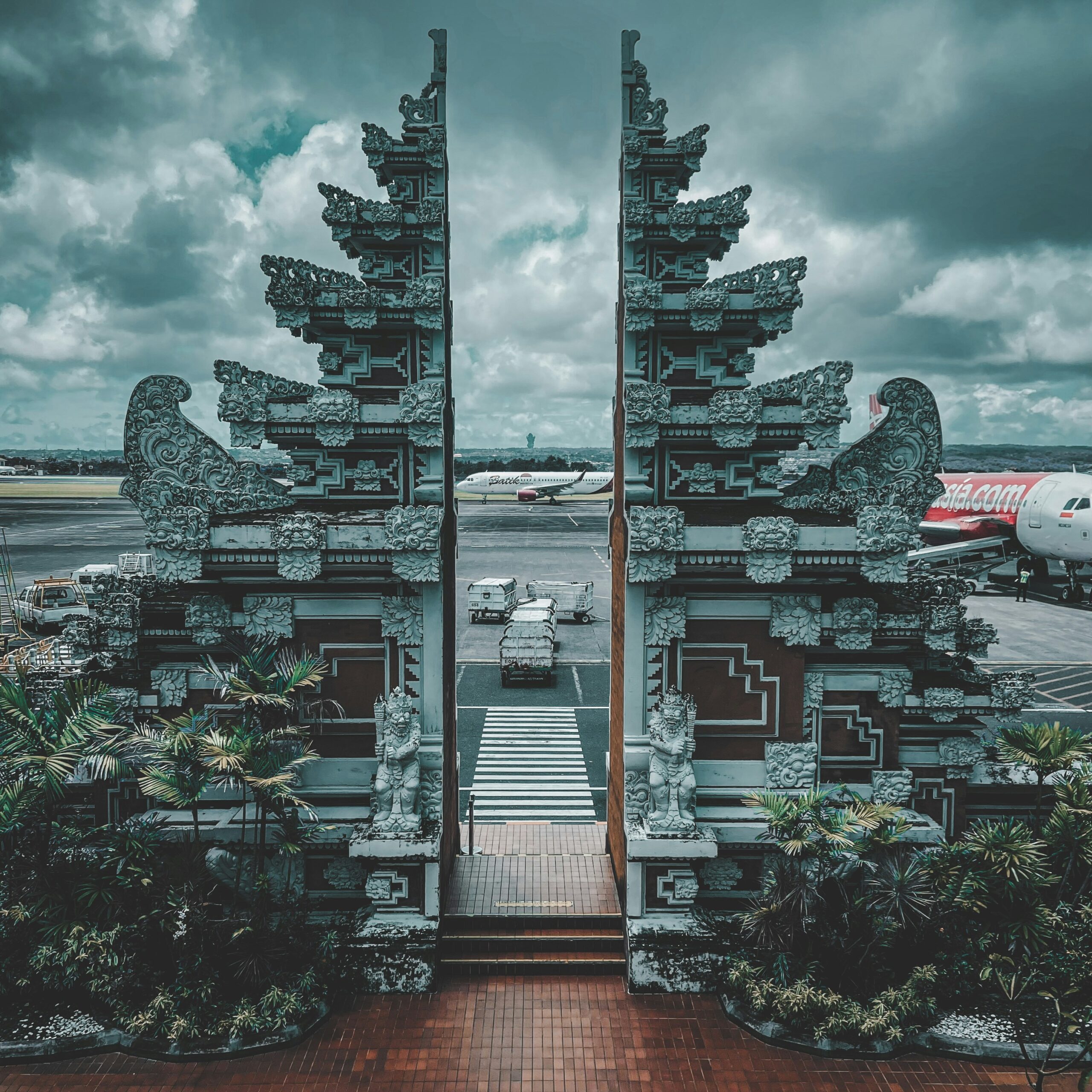 Arsitektur tradisional Bali menyambut setiap wisatawan yang tiba di Bandara Internasional I Gusti Ngurah Rai.