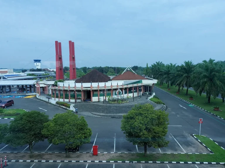 Eksterior modern Bandara Sultan Mahmud Badaruddin II (PLM) di Palembang, Sumatra Selatan.