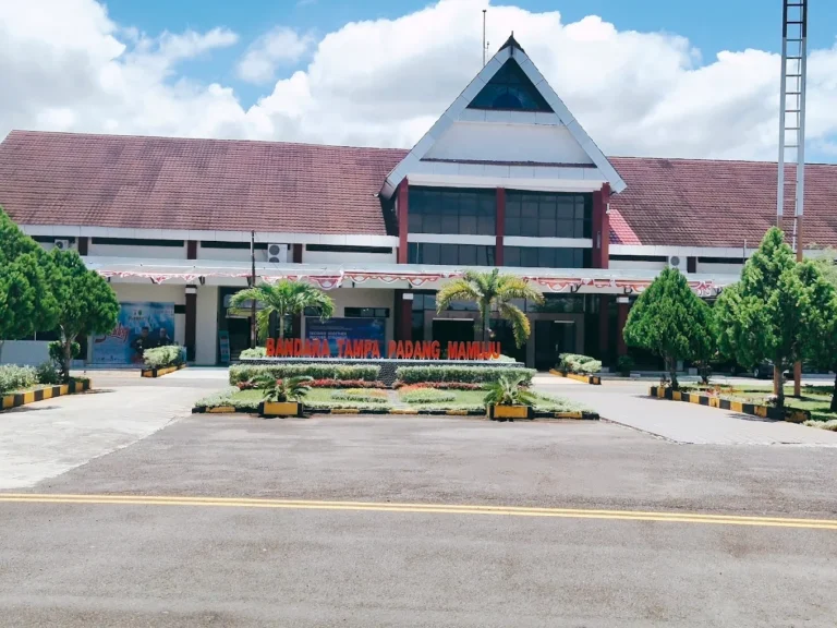 Tampak depan terminal Bandara Tampa Padang Mamuju (MJU), gerbang utama untuk pesan tiket pesawat dan memulai liburan Anda di Sulawesi Barat.