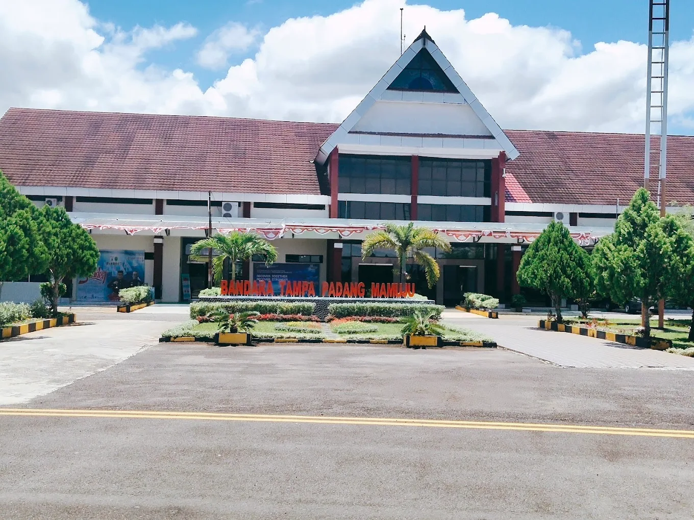 Tampak depan terminal Bandara Tampa Padang Mamuju (MJU), gerbang utama untuk pesan tiket pesawat dan memulai liburan Anda di Sulawesi Barat.