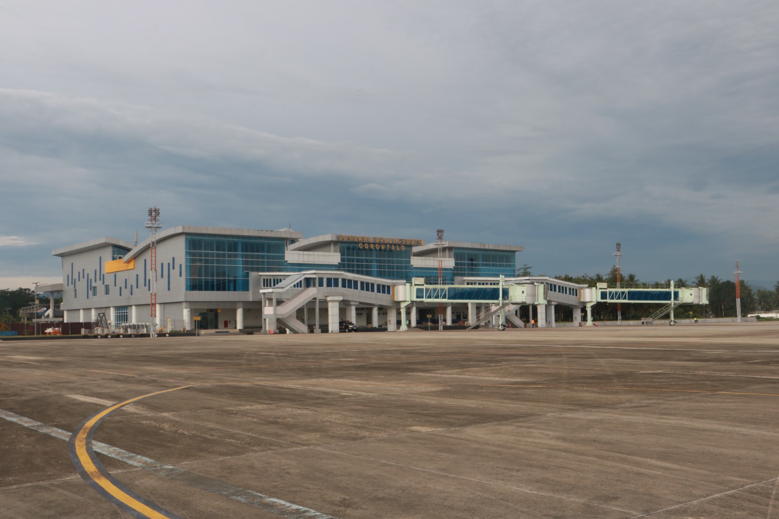 Pemandangan apron dan terminal di Bandara Djalaluddin Gorontalo (GTO), titik awal untuk pesan tiket pesawat dan liburan Anda berenang dengan hiu paus.