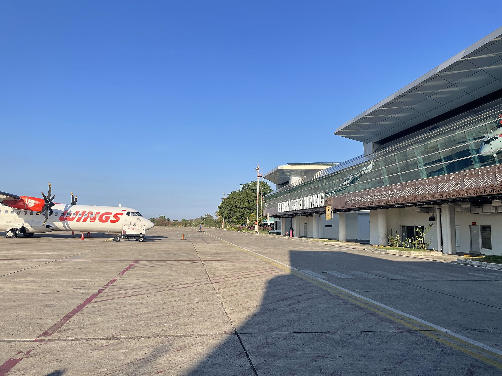 Pesawat Wings Air di apron Bandara El Tari Kupang (KOE), gerbang utama untuk pesan tiket pesawat dan memulai wisata Anda di Nusa Tenggara Timur.