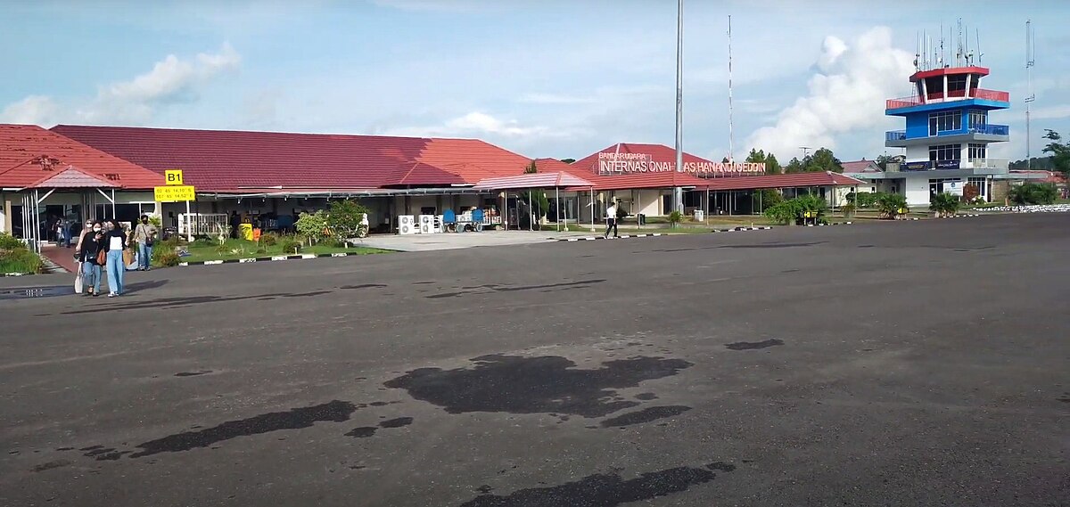 Tampak depan terminal **Bandara Belitung** (TJQ) di Tanjung Pandan.