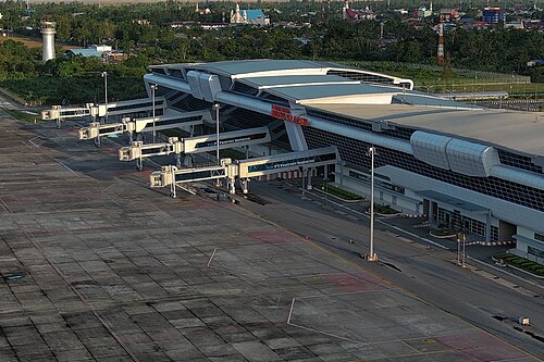Pemandangan udara terminal dan apron Bandara Mozes Kilangin Timika (TIM), gerbang utama untuk pesan tiket pesawat ke Taman Nasional Lorentz dan Puncak Jaya.
