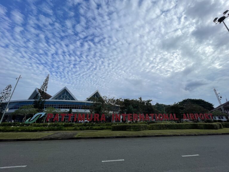 Papan nama Pattimura International Airport, gerbang utama untuk pesan tiket pesawat ke Ambon dan memulai liburan Anda di Maluku.