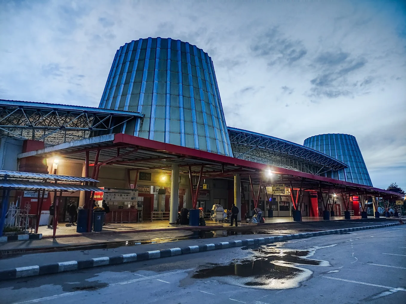 Terminal baru Bandara Wamena (WMX) yang megah, gerbang utama untuk pesan tiket pesawat dan memulai wisata budaya Anda di Lembah Baliem, Papua Pegunungan.