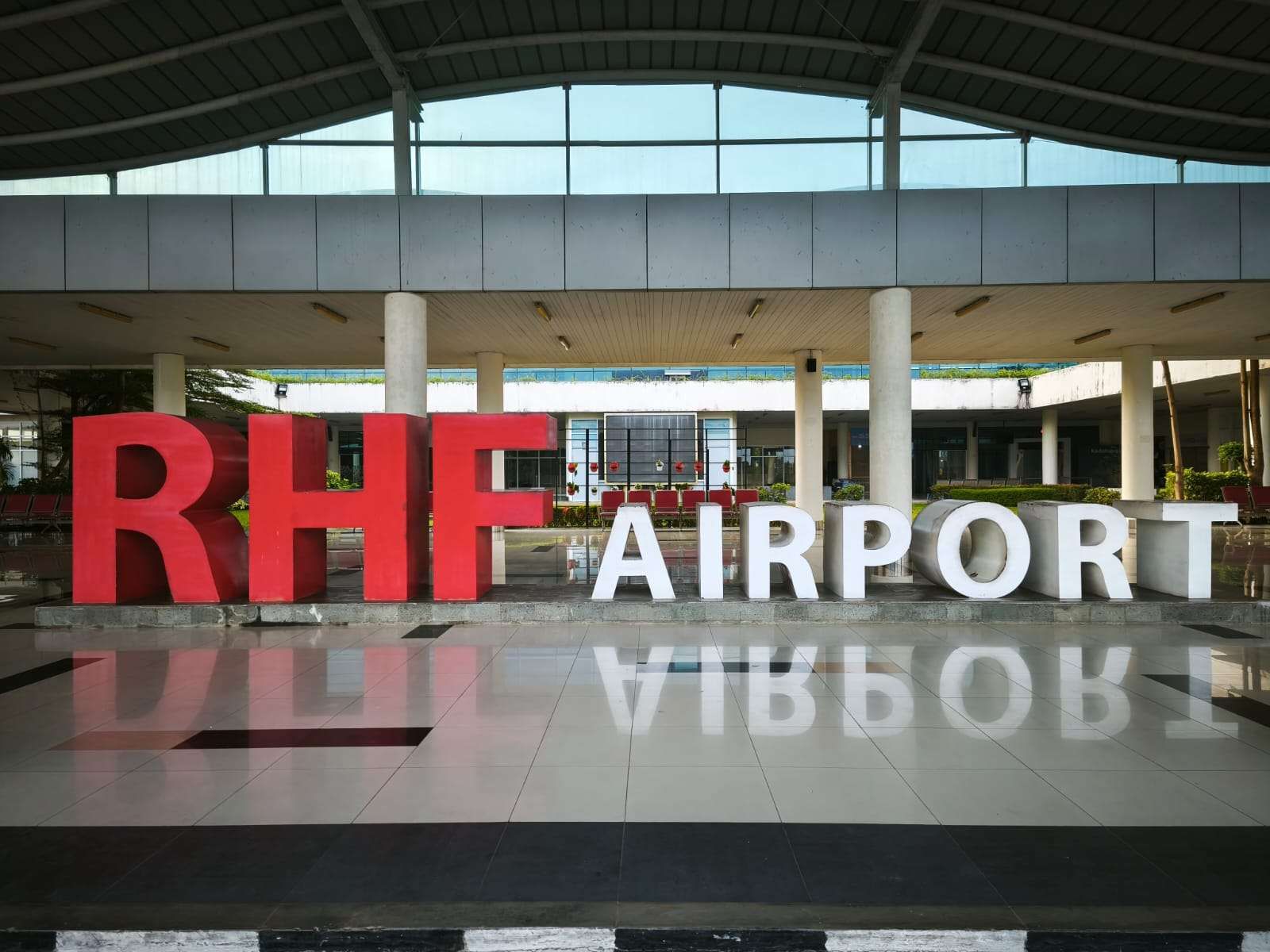Tampak depan terminal **Bandara Tanjung Pinang** (TNJ).