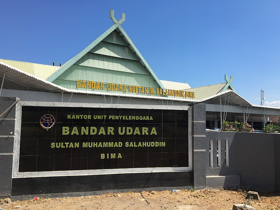 Pintu masuk utama Bandara Sultan Muhammad Salahuddin Bima (BMU), gerbang untuk pesan tiket pesawat dan memulai petualangan Anda di Pulau Sumbawa, NTB.