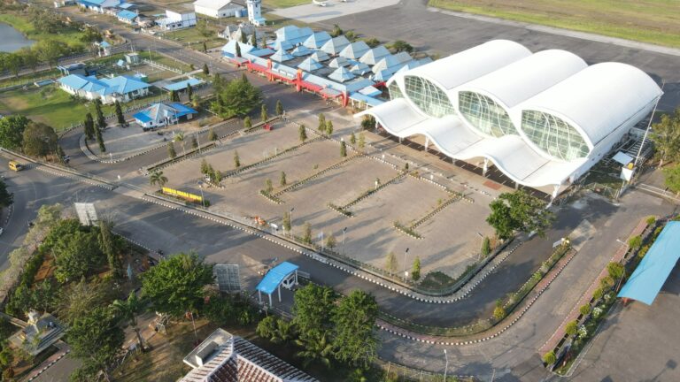 Pemandangan udara terminal baru Bandara Mopah Merauke (MKQ), gerbang utama untuk pesan tiket pesawat dan memulai wisata Anda di Taman Nasional Wasur.