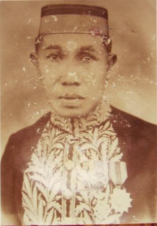 Rekomendasi Teks Alt:Potret bersejarah Sultan Muhammad Salahuddin, tokoh di balik nama Bandara Bima (BMU), tujuan pendaratan tiket pesawat Anda untuk wisata di Pulau Sumbawa.